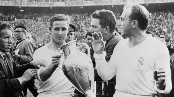 El futbolista francés Raymond Kopa, con una Copa de Europa. 