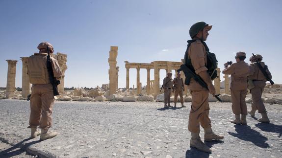 Varios soldados patrullando Palmira.