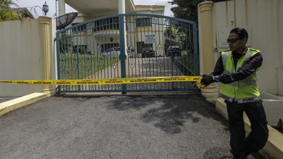 Un policía malasio acordona la entrada de la embajada de Corea del Norte. 
