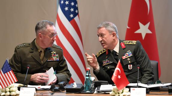 El general turco Hulusi Akar y su homólogo estadounidense Joseph Francis Dunford.