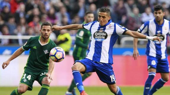 Fayçal Fajr y Durmisi pelean por un balón. 