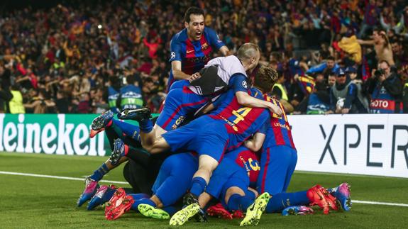 Los jugadores del Barça celebran el pase a cuartos de la Champions. 