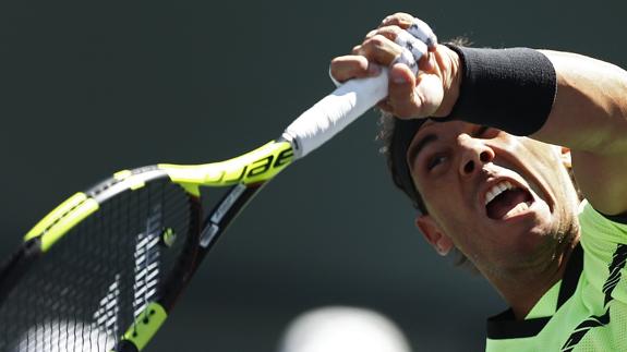 Nadal golpea la bola durante el partido ante Verdasco. 