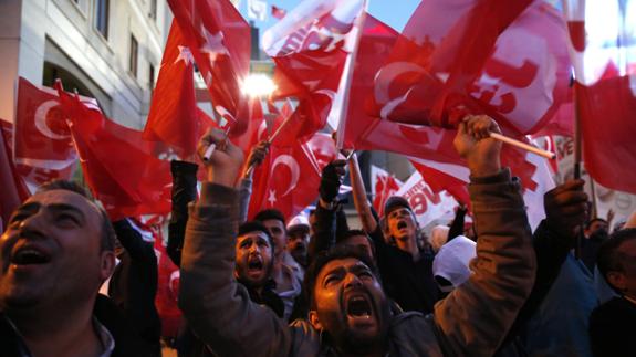 Seguidores de Erdogan celebran el resultado del referéndum.