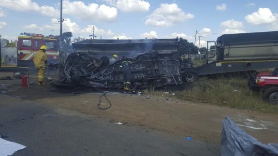 Personal de emergencia en el lugar donde se produjo el accidente.