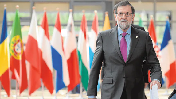 Rajoy camina antes de una reunión en Bruselas. 