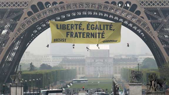 La Torre Eiffel amanece con una pancarta reivindicativa.