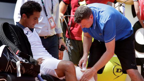 Los servicios médicos atienden a Almagro tras su lesión en la rodilla.