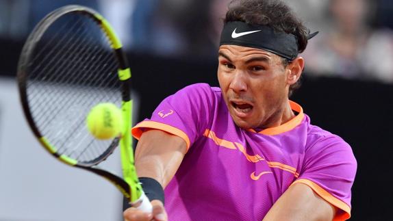 Nadal golpea la bola. 