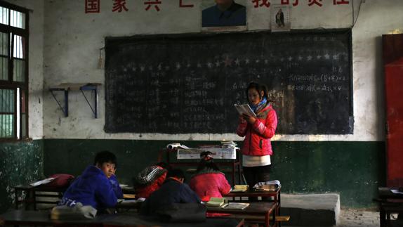 Imagen de archivo de una profesora dando clase en la provincia de Henan, en China. 