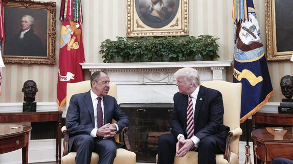 Trump conversa con el ministro de Exteriores ruso, Serguéi Lavrov, durante su reunión en la Casa Blanca.