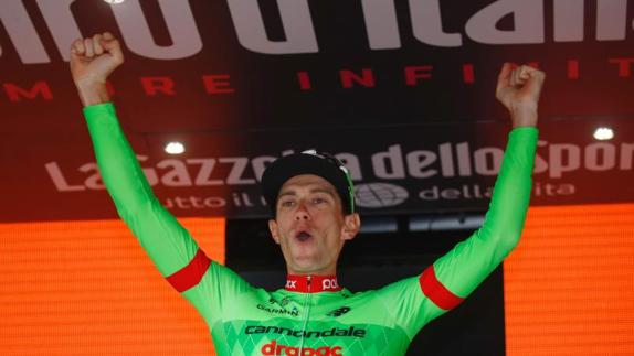 El francés Pierre Rolland celebra su primera victoria en el Giro. 