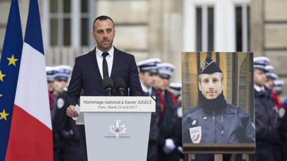 Etienne Cardiles junto a la imagen de Xavier Jugele durante el homenaje.