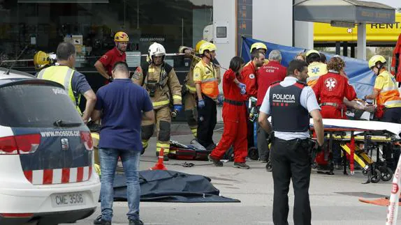 Los bomberos rescatan al hombre herido en la deflagración.