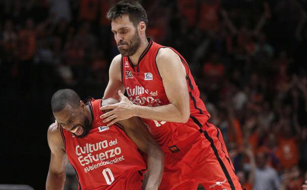 Thomas (i) y San Emeterio celebran el triunfo. 