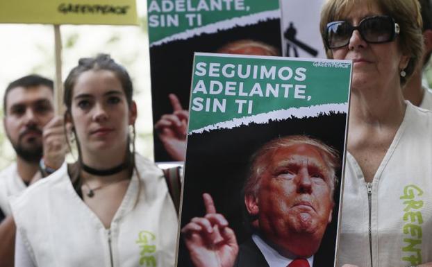 Activistas de Greenpeace se manifiestan en Madrid contra la decisión de Trump.