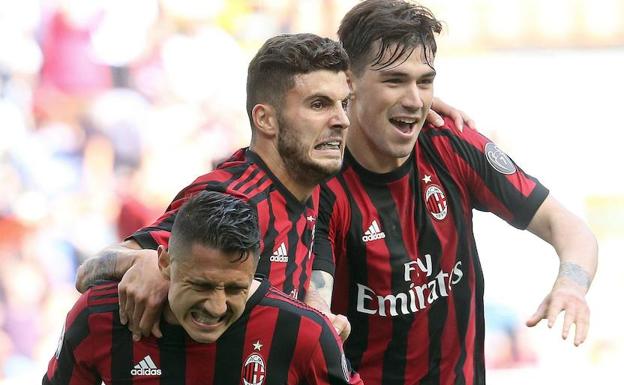Los jugadores del Milan celebran un gol. 