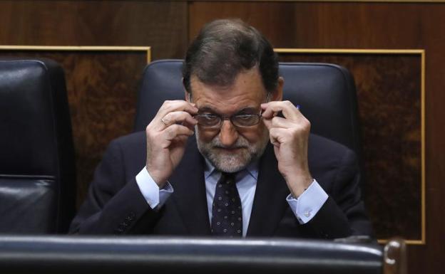 Rajoy rehúsa dimitir tras salir indemne de la moción de censura