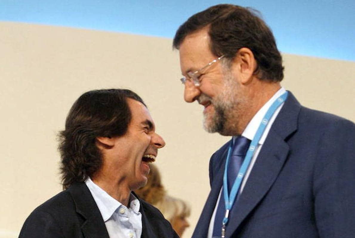 Aznar (i) se saluda con Rajoy. 