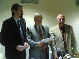 Guillermo Jiménez, director general del club, Carlos Marsá, presidente del Granada 74 y Pedro Rumbao, director general adjunto. RAMÓN L. PÉREZ