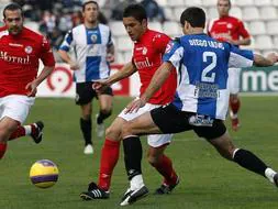 INCISIVO. Francisco trata de irse con el balón ante la marca de Diego Jaume. GECA SPORT