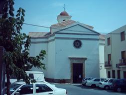 PROTECCIÓN. La imagen recoge una de las edificaciones más próximas a la iglesia. IDEAL