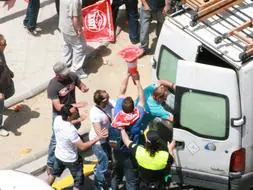 Los manifestantes arremeten contra una furgoneta. CARLOS TENOR