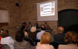 PRESENTACIÓN. Natalio Camarero y la alcaldesa de Fernán Núñez presentaron el lienzo. /ENRIQUE