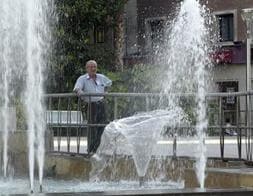 SOFOCO. Un señor intenta refrescarse junto a la fuente de la Plaza de la Constitución. /ESTHER MUÑOZ