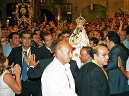 DEVOCIÓN INAGOTABLE. Los representantes de las cofradías de Andújar y de Colomera, y el teniente alcalde recogen la imagen ante escenas de gran fervor. / MIGUEL ÁNGEL