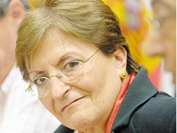Elisa Pérez Vera. Hija predilecta. Granadina, doctora en Derecho, catedrática de Derecho Internacional Público y Privado, diplomada por la Academia de Derecho Internacional de La Haya y hoy magistrada del Tribunal Constitucional. Fue rectora de la UNED desde noviembre de 1982 hasta octubre de 1987. Secretaria general del Consejo de Universidades, desde octubre de 1987 a noviembre de 1991. Desde el año 2001 es magistrada del Tribunal Constitucional, cargo al que accedió tras siete años como presidenta del Consejo Consultivo de Andalucía.