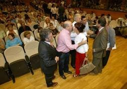 REELEGIDA. Carmen Peñalver saluda a representantes sindicales y empresariales. /ESTHER MUÑOZ