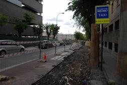 Aquí estaba el carril bici y espacio reservado a bus y taxis y que ha sido destruido. / J. E. G.