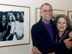 El fotógrafo estadounidense Nicholas Nixon junto a su esposa. EFE