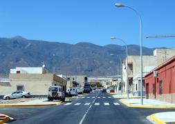 Instalación de nuevas farolas con bombillas de bajo consumo en la avenida del País Vasco, en El Ejido. / IDEAL