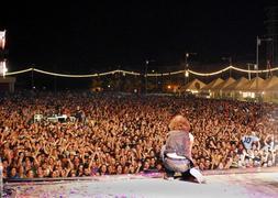 Asistentes a un concierto en el Festival del Zaidín :: GONZÁLEZ MOLERO