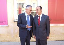 Griñán conversa con Martín Soler en la toma de posesión del nuevo gobierno en abril del año pasado. :: IDEAL