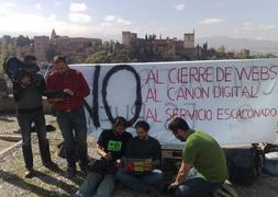 Manifestantes comparten archivos en el mirador de San Nicolás. / R. L. PÉREZ