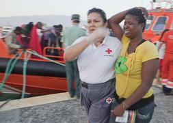 Una voluntaria de Cruz Roja acompaña a una joven madre al llegar al Puerto de Motril sin su bebé. :: SALVADOR RODRÍGUEZ