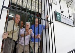 Los mayores de Alhama, tras las rejas del Centro de Día de la localidad :: RAMÓN L. PÉREZ