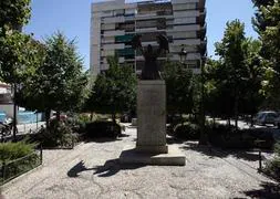 Monumento en memoria de José Antonio Primo de Rivera instalado junto al Palacio de Bibataubín :: G. MOLERO/IDEAL