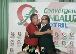 Benavides y Rubiales se abrazan tras anunciar su unión política. / JAVIER MARTÍN