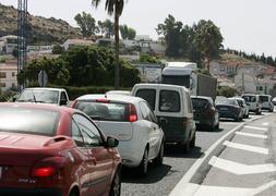 Protesta a la desesperada. Los coches circulando a diez por hora fueron creando caravanas de vehículos desde Motril hasta Torrenueva. :: JAVIER MARTÍN
