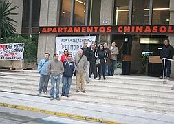Trabajadores concentrados en la puerta de 'Apartamentos Chinasol' :: J. M. de HARO