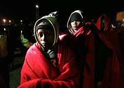 Los inmigrantes rescatados llegan a tierra firme. / JAVIER MARTÍN