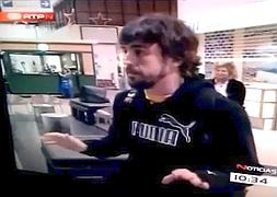 Fernando Alonso se enfrenta a la prensa en el aeropuerto de Porto Santo