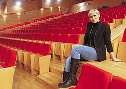Rosa López, ayer en el teatro de Atarfe, en los ensayos del concierto que celebrará esta noche para conmemorar sus diez años como artista. :: RAMÓN L. PÉREZ