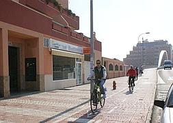 Ciclistas circulando por el carril bici de Roquetas, junto al puente del Cañuelo. :: F. GRANADOS