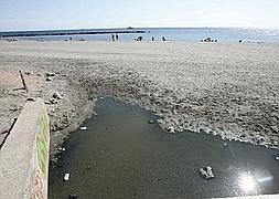 Agua residual estancada en la arena de la playa de El Zapillo, esta semana. :: J. J. MULLOR