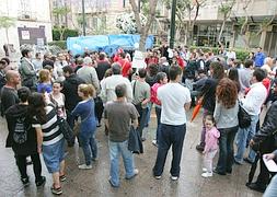 Personas de todas las edades, pero mayoritariamente jóvenes, se dieron cita en la plaza Juan Cassinello para secundar la protesta por una «democracia real ya». /MULLOR